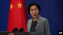 La portavoz del Ministerio de Relaciones Exteriores de China, Mao Ning, habla durante una sesión informativa diaria en la oficina del Ministerio de Relaciones Exteriores en Beijing, el 6 de abril de 2023.
