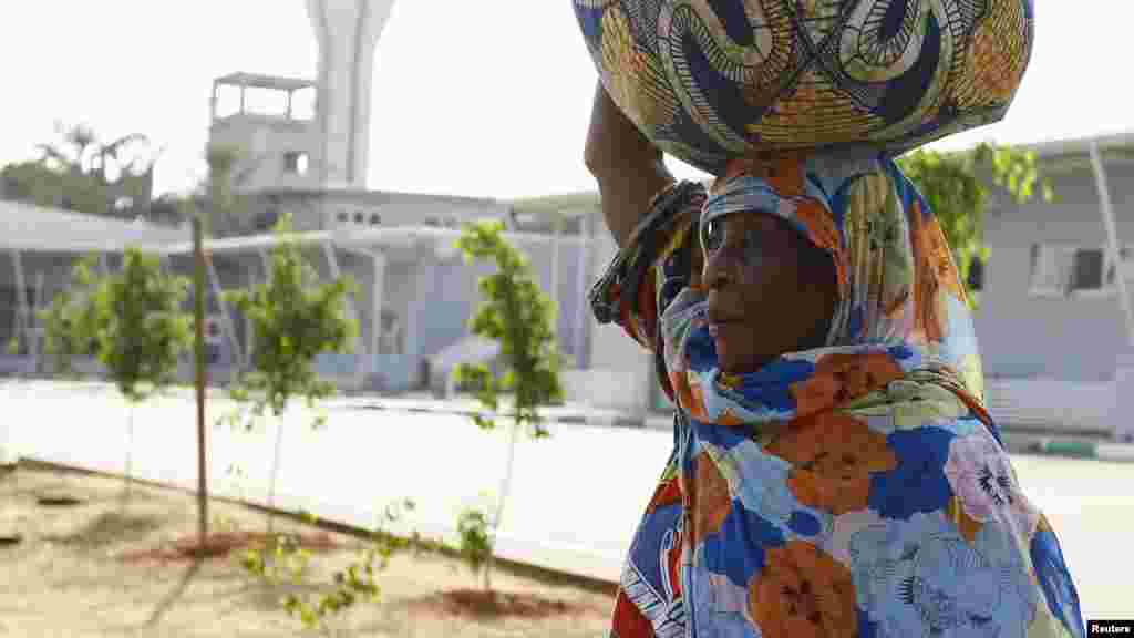 ‘Yan Najeriya da aka taso keyarsu daga Saudiya sun isa filin saukan jiragen sama dake Abuja ranar 25 ga watan Disamba na 2013.