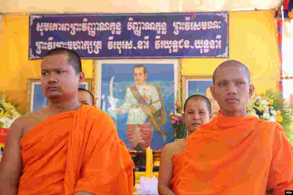 ព្រះសង្ឍប្រមាណ៤០០អង្គនិមិន្តចូលរួមពិធីមួយនៅវត្តចាស់នៃរាជធានីភ្នំពេញ នៅថ្ងៃទី០៤មិថុនា ឆ្នាំ២០១៦ នៅក្នុងការប្រារព្ធខួប៦៧ឆ្នាំ ថ្ងៃអាណានិគមបារាំងកាត់ផ្ទេរទឹកដីខ្មែរដែលបប្ចុប្បន្នហៅថាកម្ពុជាក្រោម ឲ្យប្រទេសវៀតណាមនៅឆ្នាំ១៩៤៩។(ឡេងឡែន/VOA) 