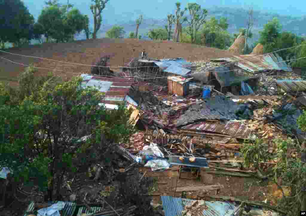 Rumah-rumah hancur oleh gempa bumi di desa Paslang, kota Gorkha di Nepal (27/4). (Bishwo Ghimire/World Vision via AP)