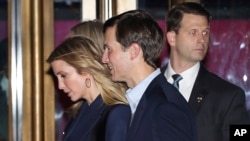 Ivanka Trump y su esposo Jared Kushner salen del Club 21 en Manhattan, luego de cenar con el presidente electo Donald Trump el martes 15 de noviembre.