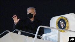 El presidente Joe Biden aborda el Air Force One, el lunes 17 de enero de 2022, en la base de la Guardia Nacional Aérea de Delaware en New Castle, Delaware. (AP Foto/Patrick Semansky)