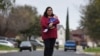 Blanca Eschbach, 32 tahun, berpose dengan bayi perempuannya, Olivia, pada hari pertamanya kembali bekerja setelah cuti melahirkan selama 10 minggu, di San Antonio, Texas, 4 Maret 2019.