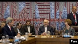 عکس آرشیوی جواد ظریف وزیر خارجه ایران (دوم از راست) و جان کری وزیر خارجه آمریکا (چپ) در یکی از جلسات مذاکرات هسته ای در وین