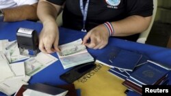 Au bureau d'immigration au Costa Rica, le 26 novembre 2015.