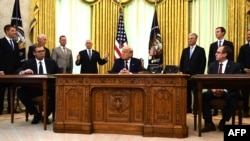 Predsednik Srbije Aleksandar Vučić, predsenik SAD Donald Trapm i premijer Kosova Avdulah Hoti tokom ceremonije potpisivanja sporazuma u Vašingotnu, 4. septembra 2020. Kao deo sporazuma, Beograd se obavezao da će svoju ambasadu u Izraelu preseliti iz Telaviva u Jerusalim.