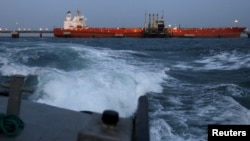 FOTO DE ARCHIVO: Un tanquero de petróleo atracado en la terminal de barcos del complejo industrial José Antonio Anzoátegui de PDVSA en el estado de Anzoátegui . REUTERS/Carlos García Rawlins