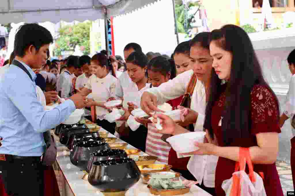 ពលរដ្ឋខ្មែរដែលភាគច្រើនជាពលករចំណាកស្រុក ដែលកំពុងធ្វើការនៅប្រទេសថៃ កំពុងរាប់បាត្រក្នុងពេលប្រារព្ធពិធីបុណ្យភ្ជុំបិណ្ឌ នៅវត្តស៊ីសុដារ៉ាម ក្នុងទីក្រុងបាងកក នៅថ្ងៃទី២២ ខែកញ្ញា ឆ្នាំ២០១៩។ (រូបភាព៖ សមាគមខេមរនិស្សិត MCU)