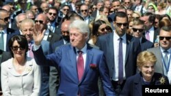 Bivši predsednik Bil Klinton i Medlin Olbrajt na obeležavanju dvadesete godišnjice slanja NATO trupa na Kosovo, 12. juna 2019.