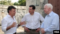 El presidente de Colombia, Juan Manuel Santos (i),y los senadores de EE.UU. John Barrasso (c), y John McCain (d).