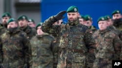 德國士兵在立陶宛西部維爾紐斯西部一個軍事基地參加北約軍隊的歡迎儀式（2017年2月7日）