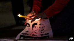 ARCHIVO - Vigilia por tres empleados del periódico El Comercio asesinados en junio de 2018 en la frontera de Ecuador con Colombia. Familiares dijeron el 17 de mayo de 2024 que los archivos clasificados del gobierno sobre los asesinatos que han recibido están incompletos. 