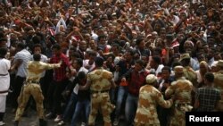 Des manifestants protestent pendant l’Irreecha, le festival d'action de grâces du peuple Oromo, dans la ville de Bishoftu, région d'Oromia, Ethiopie, 2 octobre 2016.