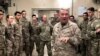  ARCHIVO: El general Kenneth McKenzie, jefe del Comando Central de los Estados Unidos, habla con las tropas estadounidenses mientras visitaba la Base de Operaciones Avanzada Fenty en Jalalabad, Afganistán, el 9 de septiembre de 2019.