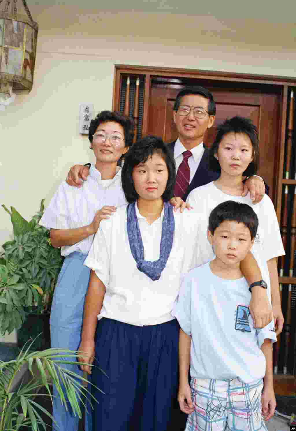 Alberto Fujimori posa junto a su familia en su casa de Lima, el lunes 9 de abril de 1990.