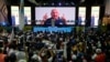 El ex presidente Ricardo Martinelli envía un mensaje en video desde el interior de la embajada de Nicaragua a sus partidarios, durante un mitin de campaña para el favorito presidencial José Raúl Mulino, en la ciudad de Panamá, el 28 de abril de 2024. 