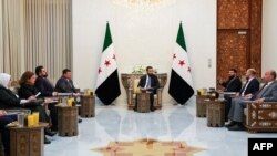 Serokê demkî yê Sûrîyê Ehmed el Şara ligel endamên komîteya qanûnî ya destûrê.