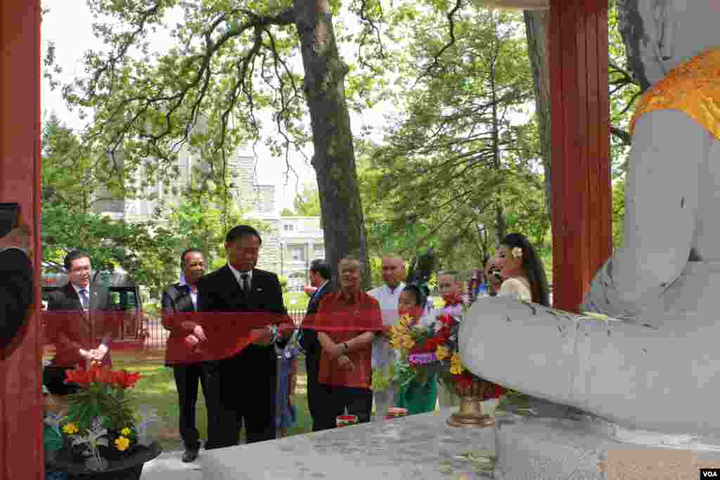 លោកអគ្គរាជទូត ជុំ ប៊ុនរ៉ុង កាត់ខ្សែបូសម្ពោធរូបសំណាកព្រះបាទជ័យវរ្ម័នទី៧ ក្នុងកម្មវិធីចូលឆ្នាំខ្មែរ នៅរដ្ឋធានីវ៉ាស៊ីនតោន កាលពីថ្ងៃអាទិត្យ ទី៣០ ខែមេសា ឆ្នាំ២០១៧។ (ភី សុភាដា/VOA)