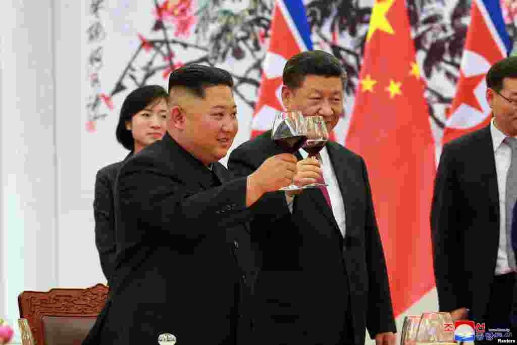 2018年6月19日,中国国家主席习近平和朝鲜领导人金正恩在欢迎宴会上举杯祝福。 习近平高度评价金正恩这次来华“体现了对中朝两党两国战略沟通的高度重视” 。习近平在会见金正恩时说,这次朝美首脑会晤迈出了半岛核问题政治解决进程的重要一步。他希望朝美双方落实好首脑会晤成果,有关各方形成合力,共同推进半岛和平进程。
