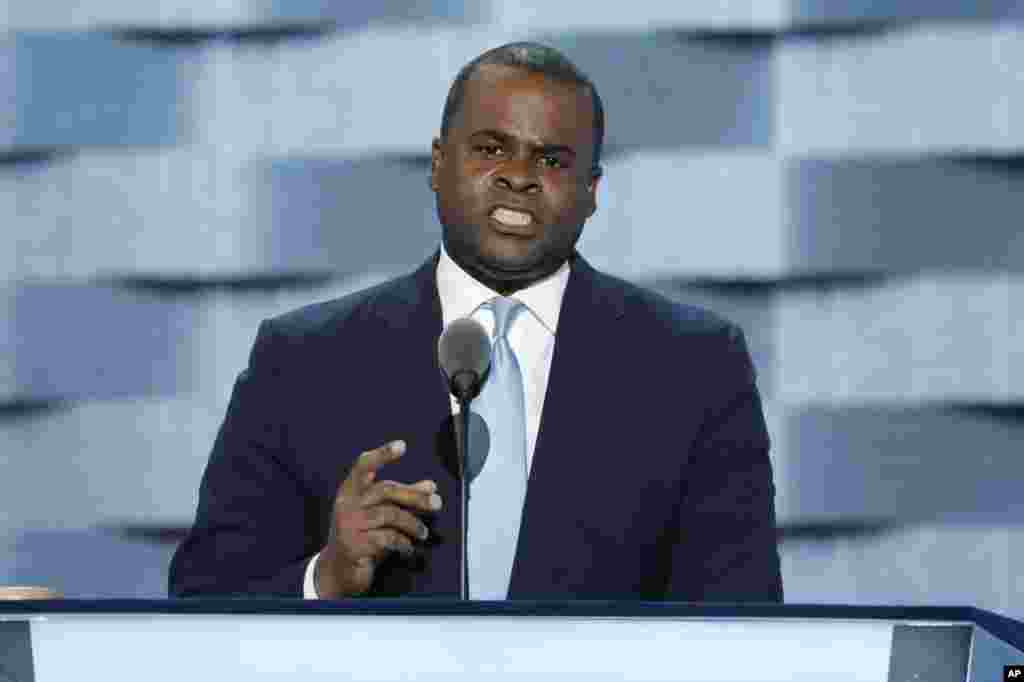 Walikota Atlanta Kasim Reed berbicara pada hari ketiga Konvensi Nasional Partai Demokrat di Philadelphia, Rabu (27/7). (AP/J. Scott Applewhite)