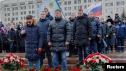 Warga Rusia mengikuti upacara untuk mengenang puluhan tentara Rusia yang terbunuh di Makiivka, wilayah Donetsk, dalam doa bersama di Glory Square di kota Samara, Rusia, Selasa 3 Januari 2023. 