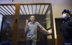 El líder de la oposición rusa Alexey Navalny asiste a una audiencia para considerar una apelación contra una decisión judicial anterior de cambiar su sentencia suspendida a una pena de prisión real, en Moscú, Rusia, el 20 de febrero de 2021.&nbsp;