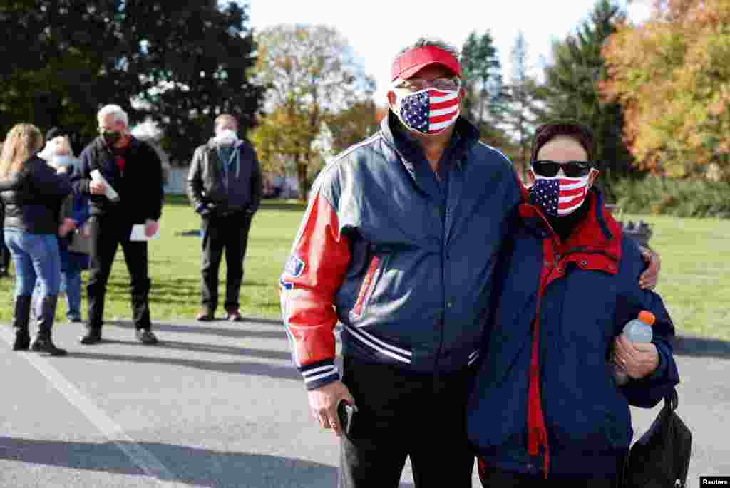 Los votantes Jim y Diane DiCarlo posan para una foto el día de las elecciones cerca de Dryland United Church of Christ en Lower Nazareth, Pensilvania, el 3 de noviembre de 2020.