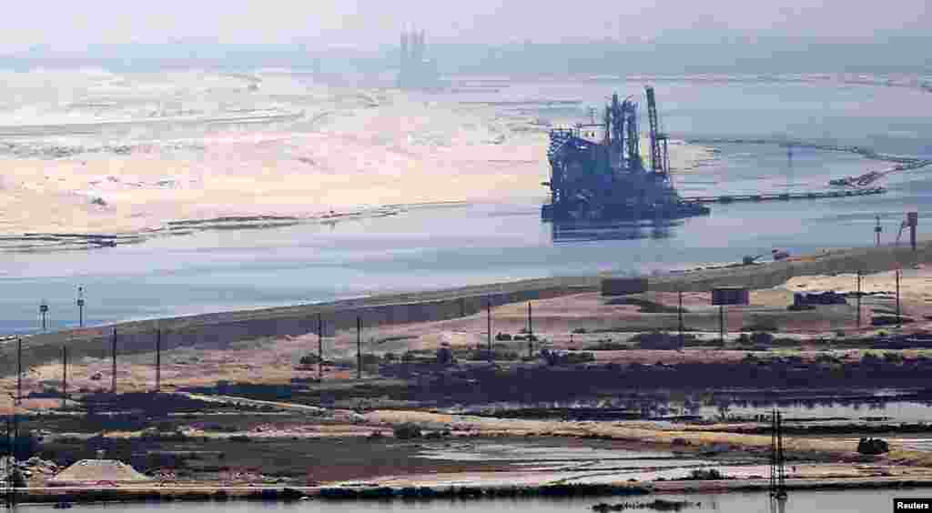 Pemandangan Terusan Suez dari jembatan "Perdamaian" al-Salam di jalan yang kosong sebelum acara pembukaan Terusan Suez Baru di Mesir, 6 Agustus 2015.