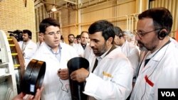 Presiden Iran Mahmoud Ahmadinejad saat mengunjungi fasilitas nuklir Natanz (foto: dok.)