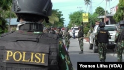 Pengamanan oleh Aparat Brimob di depan Polsek Poso Pesisir Selatan pasca peristiwa kontak tembak antara TNI Polri dengan dua pelaku jaringan Santoso (9/2). (VOA/Yoanes Litha)