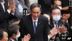 Yoshihide Suga usai terpilih sebagai perdana menteri baru Jepang di majelis rendah parlemen di Tokyo, Rabu, 16 September 2020. (Foto: AP)