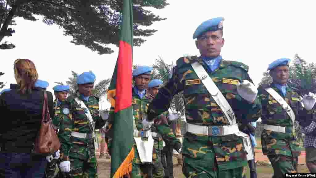 Des soldats du Bangladesh au cours d'une cérémonie de déploiement des Casques bleus dans le camp Npoko à Bangui, 15 septembre, 2014.