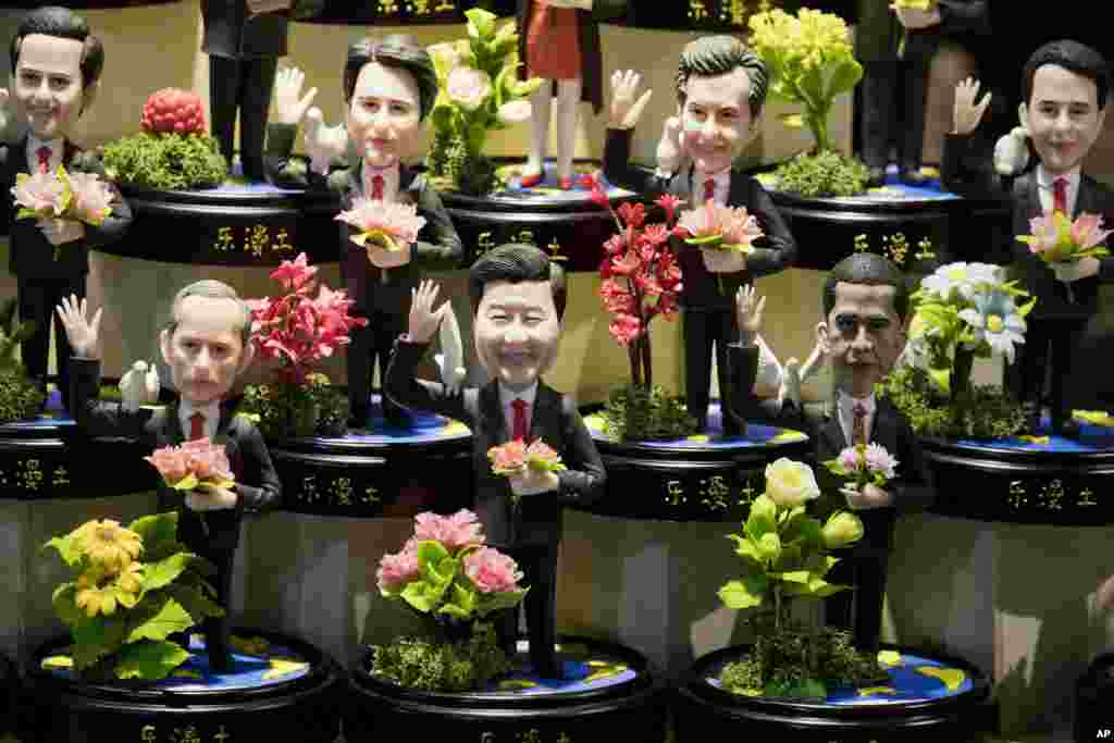 G20峰会前，杭州一家商店里陈列的各国领导人的泥塑形象（2016年9月1日）