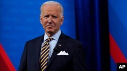 លោក​ប្រធានាធិបតី Joe Biden ឈរ​​នៅ​​ឯ​​វេទិកា​មហាជន​​ town hall ដែល​បាន​ផ្សាយ​បន្ត​ផ្ទាល់​តាម​បណ្តាញ​ទូរទស្សន៍ កាលពី​ថ្ងៃអង្គារ ទី១៦ ខែកុម្ភៈ ឆ្នាំ២០២១។