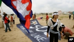 Seven families in at the site, in Boeung Kak 1 commune, Tuol Kork district, are embroiled in a land dispute with the Khun Sear Import & Export Company.
