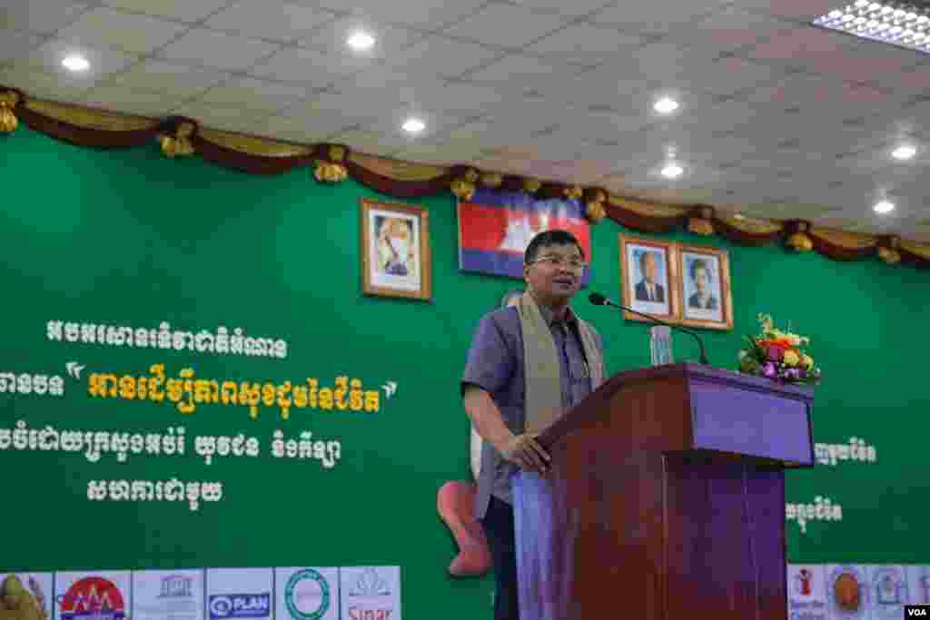 លោក ហង់ ជួនណារ៉ុន រដ្ឋមន្រ្តីក្រសួងអប់រំ យុវជន និងកីឡា ថ្លែងទៅកាន់អ្នកចូលរួមប្រមាណ ១០០០ នាក់ លើកទឹកចិត្តអំពីការអានសៀវភៅ ក្នុងទិវាអំណានជាតិលើកទី២ នៅវិទ្យាស្ថានជាតិអប់រំ នាថ្ងៃទី ១១ ខែមីនា ឆ្នាំ ២០១៧។ (ខាន់ សុគុំមនោ/VOA)