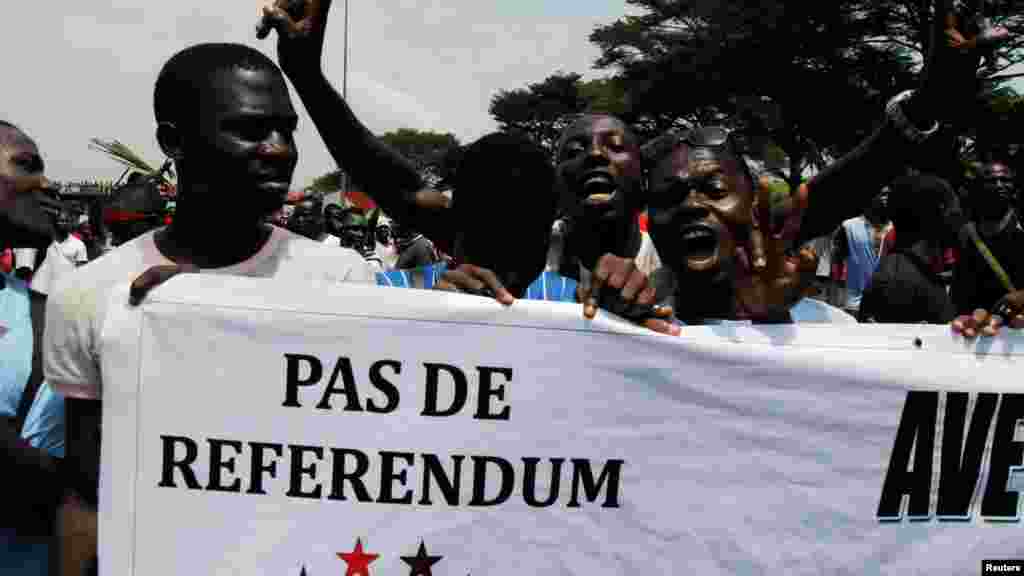 Un partisan de l'opposition de la Côte-d'Ivoire tient une bannière lors d'un rassemblementavant le référendum sur une nouvelle constitution, à Abidjan, Côte-d'Ivoire, le 28 octobre 2016.