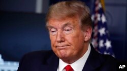 Presiden Donald Trump dalam konferensi pers harian mengenai perkembangan wabah virus corona di AS, di Gedung Putih, Washington, 13 April 2020. (Foto: AP)