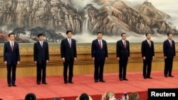 中共第19屆中共中央政治局常委（從左至右）韓正、王滬寧、栗戰書、習近平、李克強、汪洋、趙樂際同記者見面（2017年10月25日）。