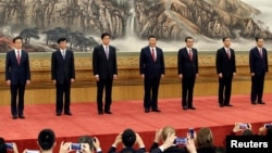 資料照：第19屆中共中央政治局常委（從左至右）韓正、王滬寧、栗戰書、習近平、李克強、汪洋、趙樂際同記者見面。 （2017年10月25日）