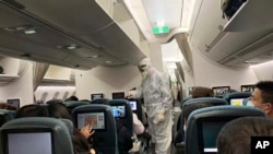 大批留學生及香港居民近日搭飛機回流香港，導致確診個案大幅飊升。