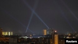 Personal de servicio ucraniano busca drones en el cielo sobre la ciudad durante un ataque con drones rusos en Kiev, Ucrania, el 29 de agosto de 2024.