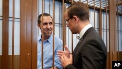 Лоран Винатье разговаривает со своим адвокатом. Москва, 31 июля 2024 г.
