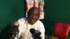 Dans le studio d’une radio privée, le pasteur Franklin Yebga maintient ses doutes sur le Covid-19 à Yaoundé, le 25 mars 2021.