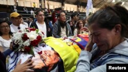 Amigos, familiares y partidarios del candidato presidencial ecuatoriano Fernando Villavicencio, un crítico abierto de la corrupción y el crimen organizado, asisten a un homenaje post-mortem en el Centro de Exposiciones de Quito, el 11 de agosto de 2023. [REUTERS/Henry Romero]