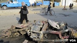 Puing bekas pengeboman mobil di Distrik Shaab Baghdad (22/12).