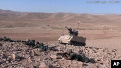 Dalam foto yang dirilis laman resmi Tentara Lebanon, 23 Agustus 2017, tentara Libanon mengambil posisi dalam pertempuran melawan kelompok militan ISIS di pinggiran Ras Baalbek, timur laut Libanon.