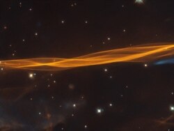 Esta imagen del telescopio espacial Hubble de la NASA / ESA muestra una pequeña sección de la onda expansiva de la supernova Cygnus, ubicada a unos 2.400 años luz de distancia. [Imagen tomada por el Hubble de la NASA].