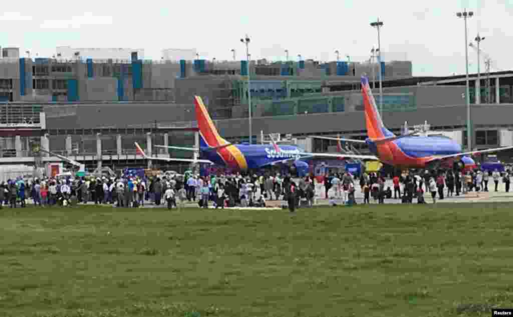 Les passagers sont évacués du terminal après des tirs à l'aéroport international de Fort Lauderdale-Hollywood en Floride, le 6 janvier 2017.