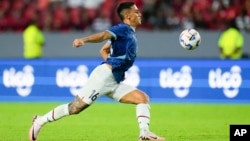 Matías Rojas, de Paraguay, controla el balón durante un partido amistoso contra Panamá antes de la Copa América 2024, en el Estadio Rommel Fernández en Ciudad de Panamá, el domingo 16 de junio de 2024.